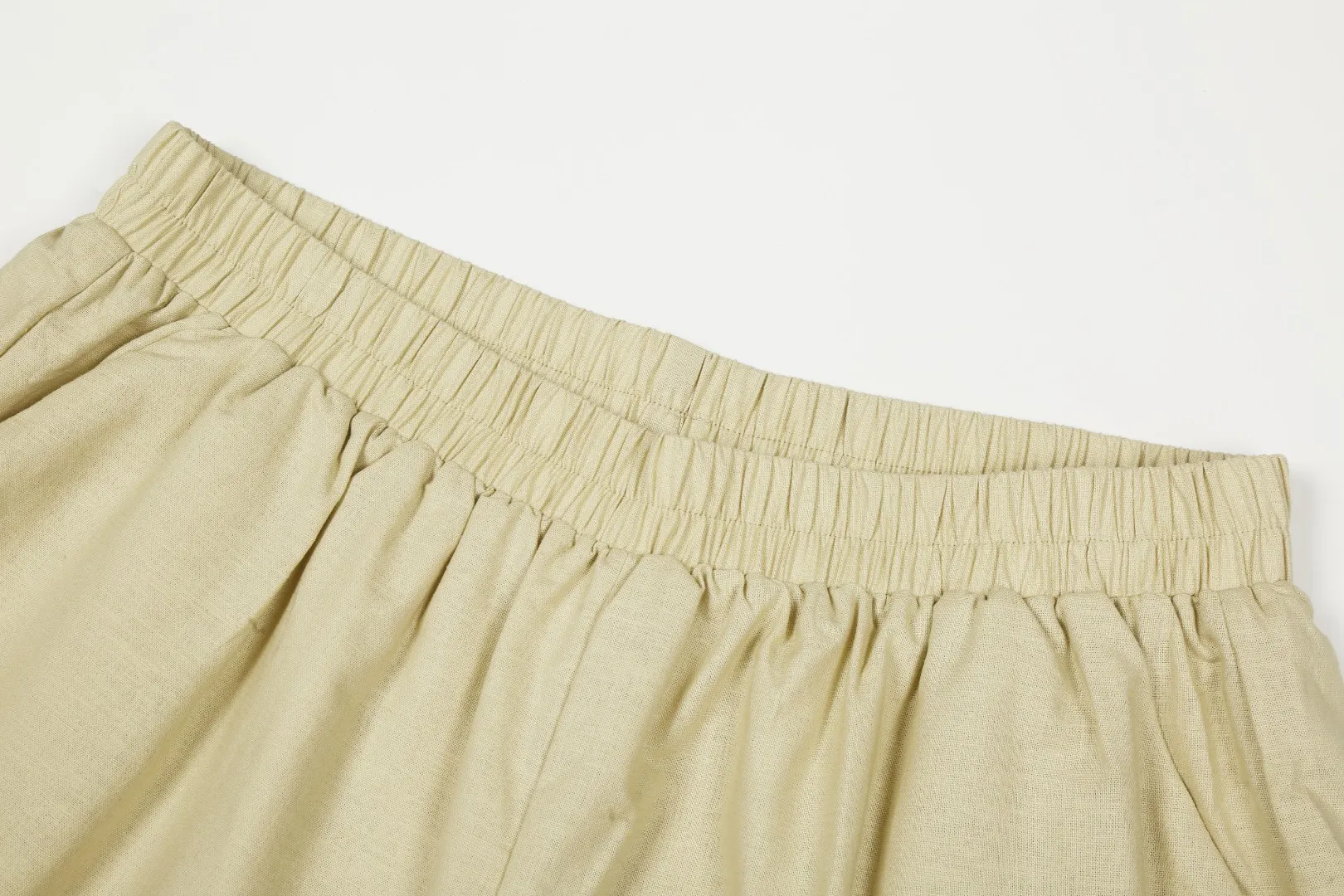 P210 White background picture [High-end quality] Style number: 25052# Color: Navy blue/off-white/light khaki/ice blue/dark khaki Size: S to XL - Ralph Lauren/Ralph Lauren 25SS Summer hot item high-quality lazy old money style linen couple style five-point shorts - originality restoration 105% cotton blended bamboo linen on the face Super soft nylon elastic in the same color ✅ - 100% restored workmanship Short five-point version, double-layered inside and outside to prevent exposure, double stitching to cover the independent waistband ✅ - Professional washing before the car, the texture of the fabric is tight and soft ✅ - RL/Ralph Lauren linen shorts are simply a summer savior. The linen material allows every pore to breathe freely, say goodbye to sticky heat. Walking on the road, the wind blows, and the heat all over the body is instantly smoothed away. The bamboo texture is natural and unique, simple and pure texture, full of laziness and old money style.